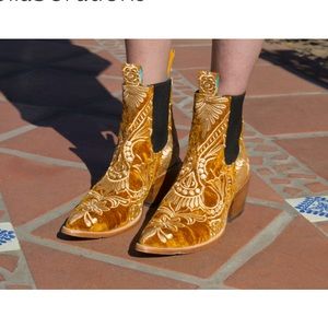 Pskaufman freeway Chelsea boots in gold velvet